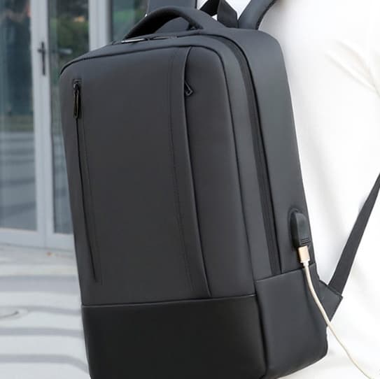 通勤をスマートにする薄型ビジネスリュック