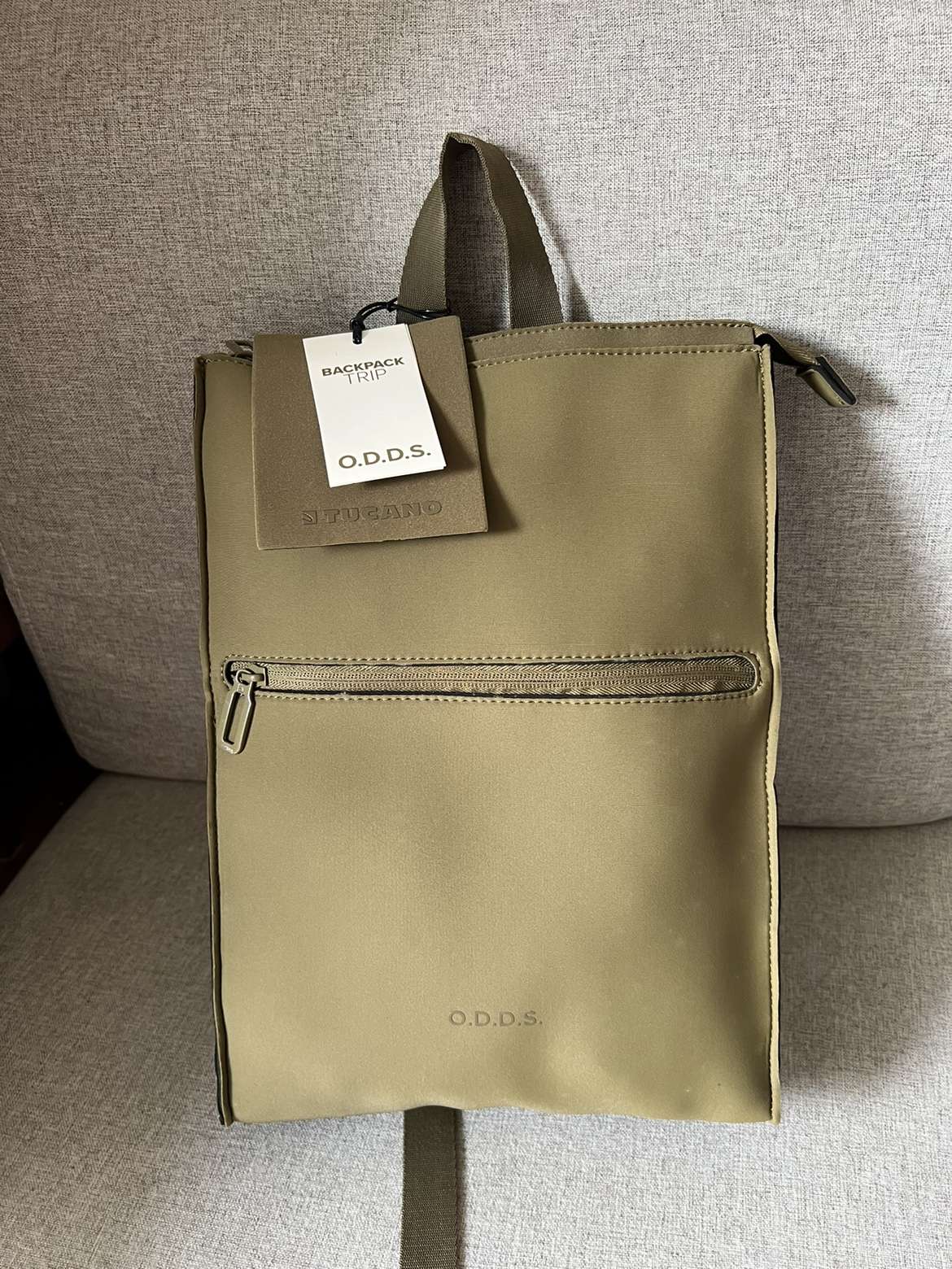 パソコンリュック シンプル洗練スリムリュック